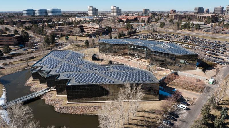 丹佛的小丑广场鸟瞰图，屋顶上安装了一个大型太阳能电池板.