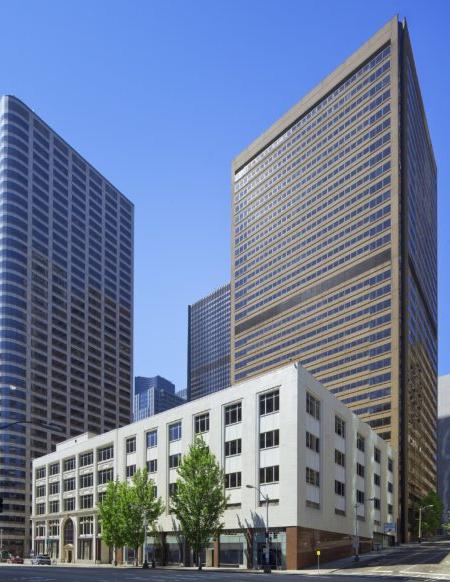 历史悠久的2号照片 & 春天大厦(前景)和1111第三高层33层塔楼在西雅图市中心.