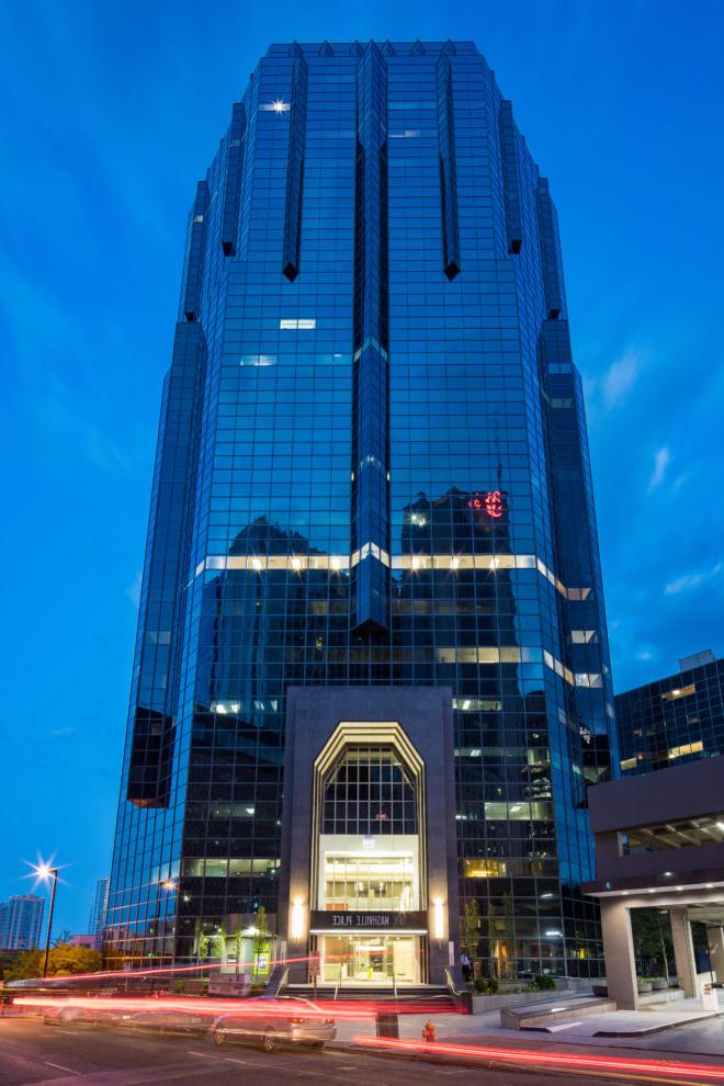 im体育 Properties, a private equity real estate investment firm, recently acquired the iconic One Nashville Place in Nashville, Tennessee. Photograph: One Nashville Place towering above Nashville's central business district.